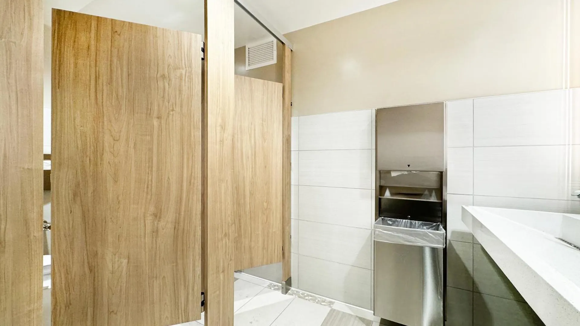 Waikiki Banyan 1Br, Steps To Beach With Free Parking! ホノルル アパート