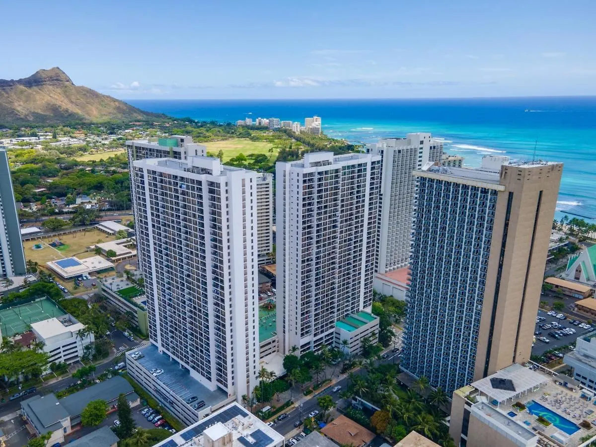 Waikiki Banyan 1Br, Steps To Beach With Free Parking! Honolulu Apartment
