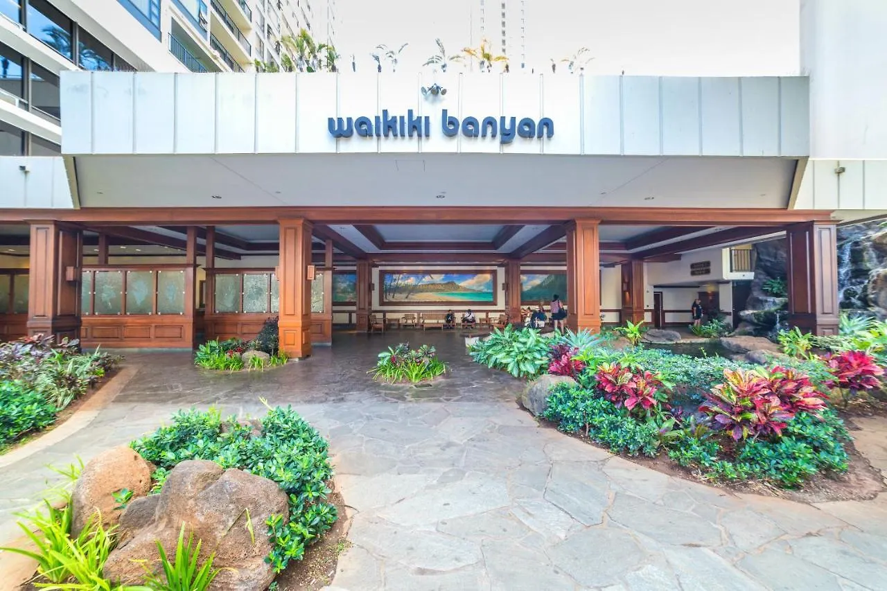 Waikiki Banyan 1Br, Steps To Beach With Free Parking! Honolulu Apartment