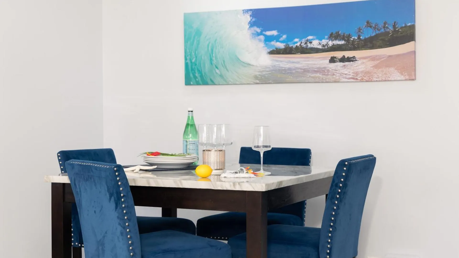 Waikiki Banyan 1Br, Steps To Beach With Free Parking! Honolulu Apartment