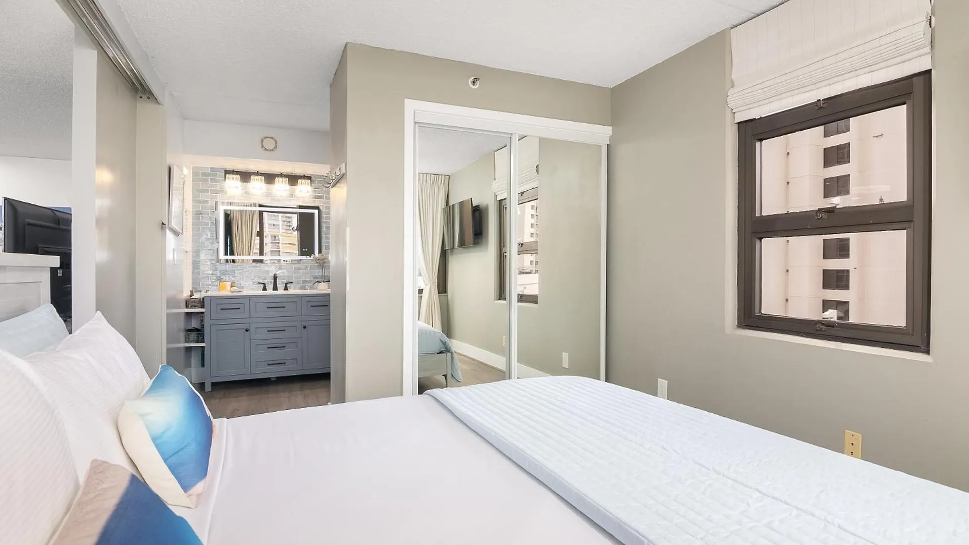 Waikiki Banyan 1Br, Steps To Beach With Free Parking! Honolulu Apartment
