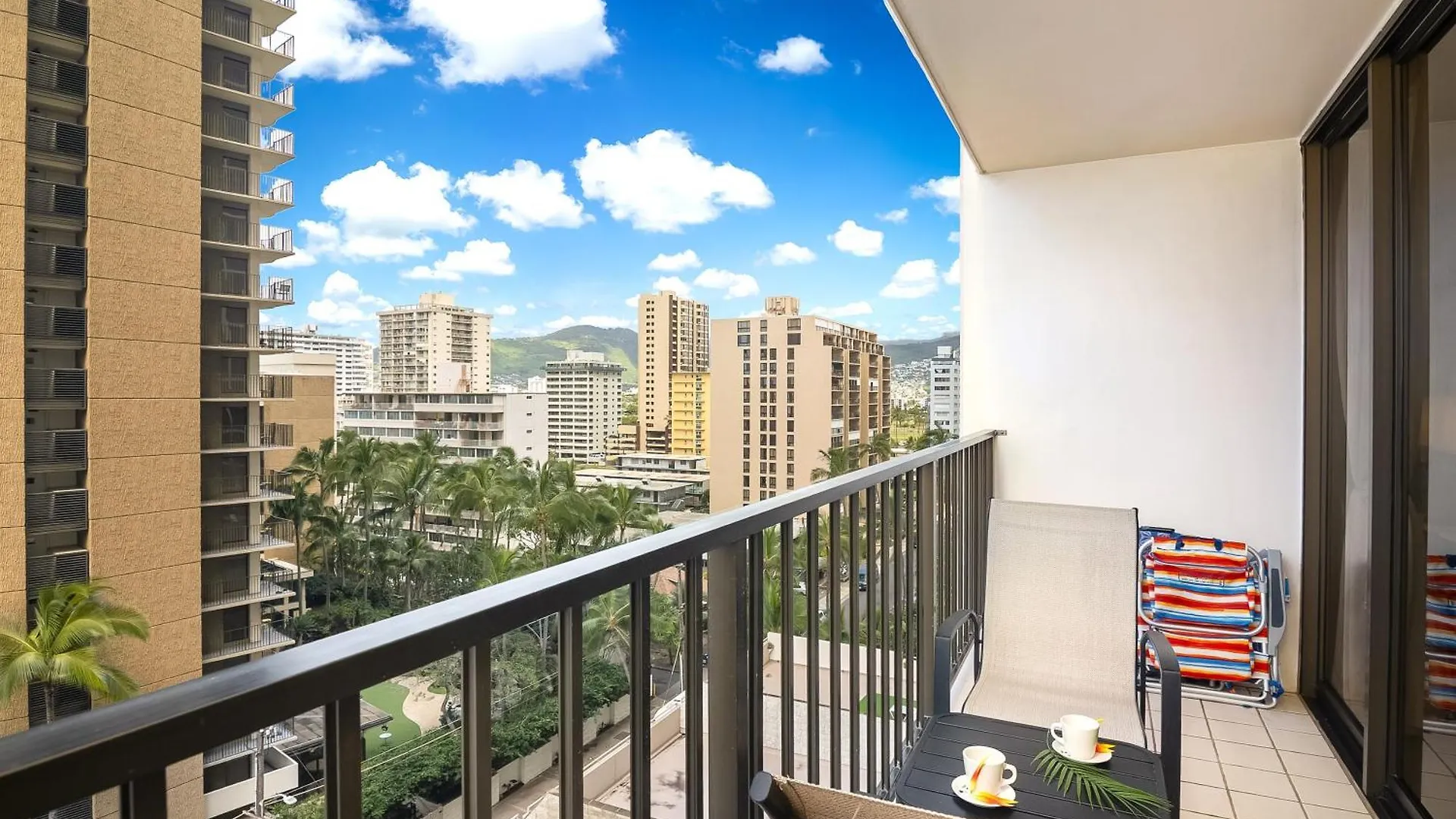 Waikiki Banyan 1Br, Steps To Beach With Free Parking! Honolulu Apartment