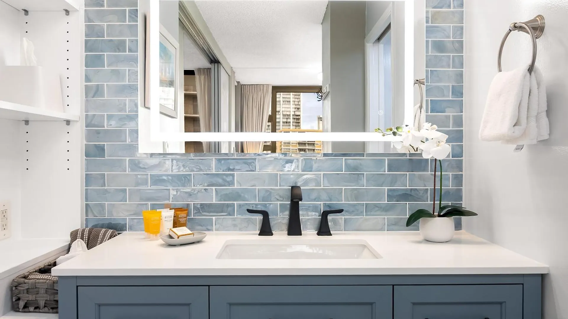 Waikiki Banyan 1Br, Steps To Beach With Free Parking! Honolulu Apartment