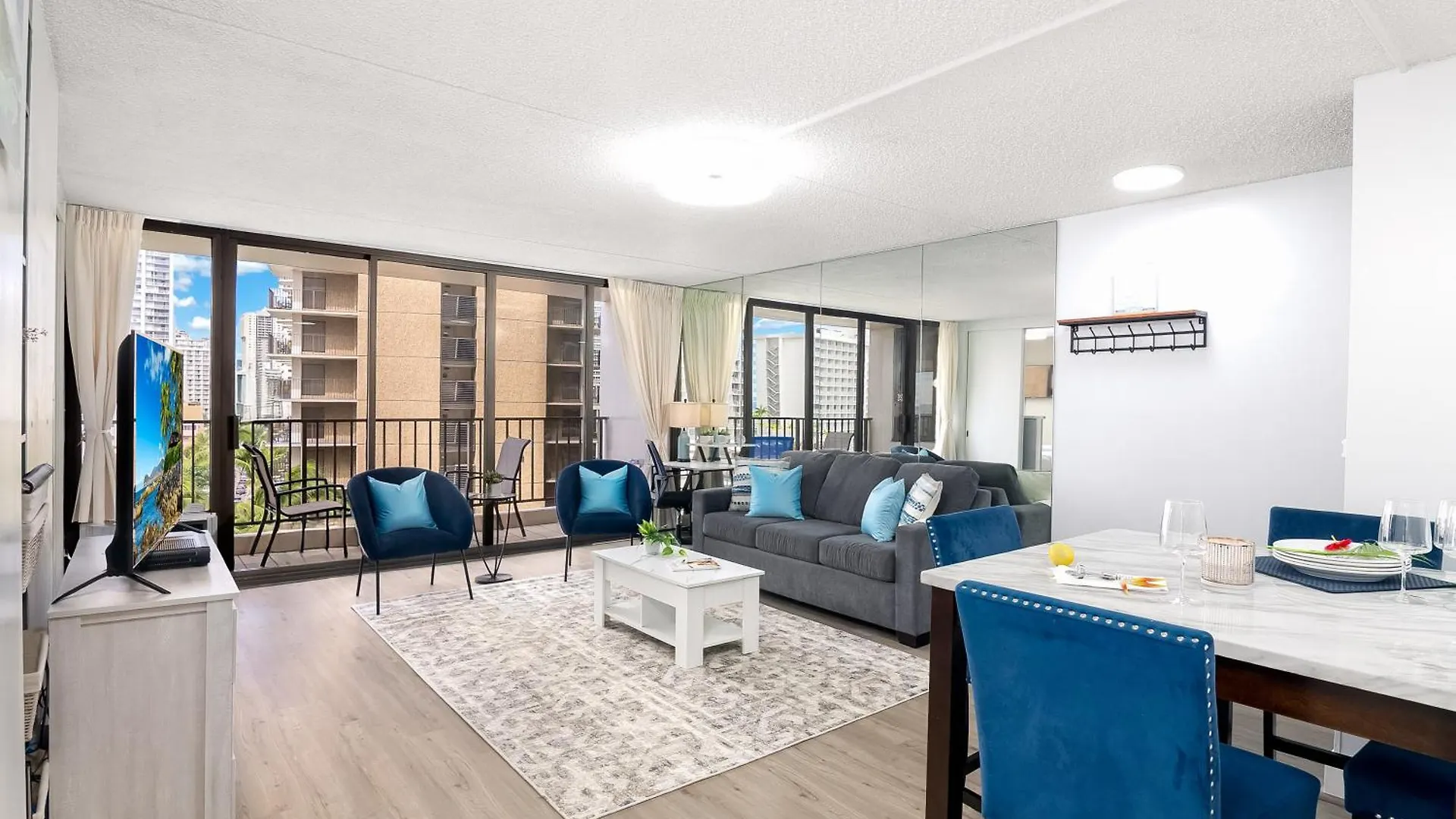 Waikiki Banyan 1Br, Steps To Beach With Free Parking! Honolulu Apartment